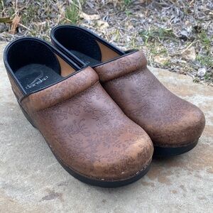 Dansko leather clogs size 37 floral embossed contoured supportive work wear boho